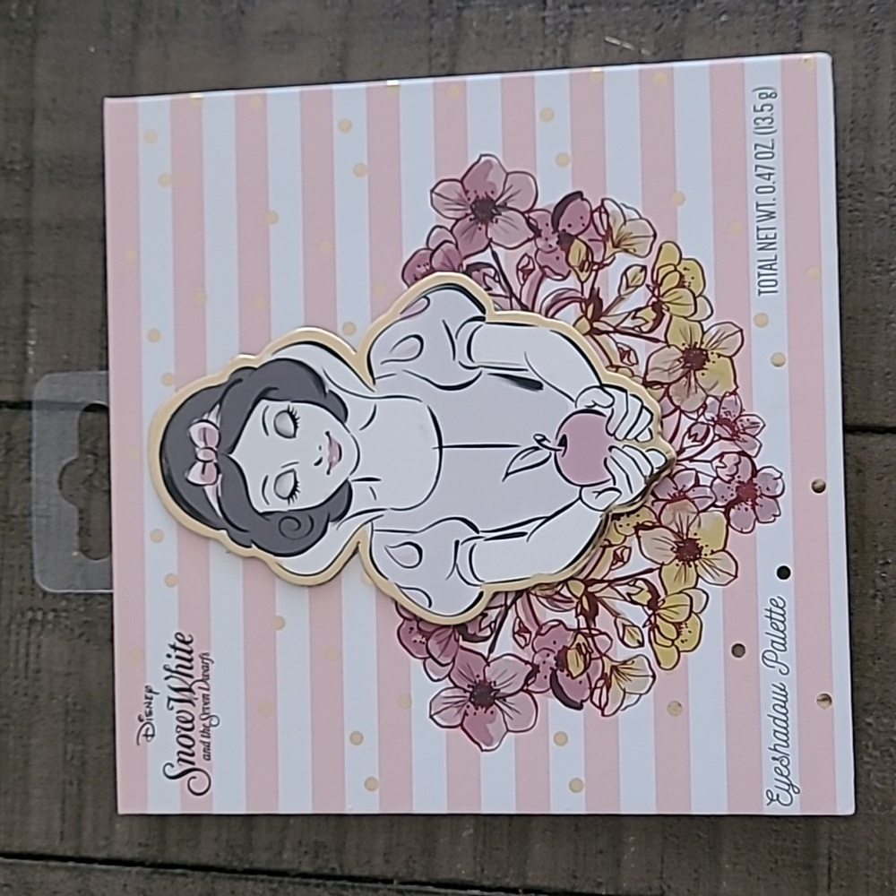 Disney Snow White and Seven Dwarfs Eye Shadow Palette NWT sealed
